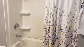 Combinazione doccia/vasca, asciugacapelli, asciugamani, sapone