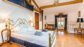 3 多间卧室、熨斗/熨衣板、上网接入、床单