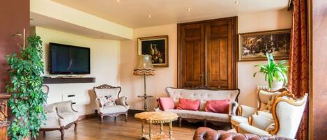 Téléviseur, foyer, lecteur de DVD, table de ping-pong