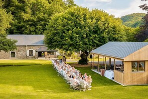 Outdoor banquet area - Chateau Meuse - Twentysix Bedroom Castle, Sleeps 60 (Vireux-Wallerand)