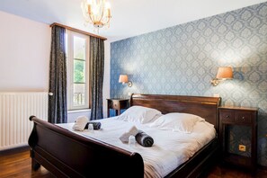 26 bedrooms, iron/ironing board, WiFi, bed sheets