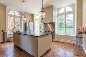 Oppvaskmaskin og høy barnestol