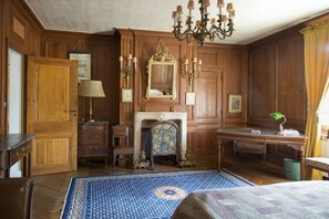 8 bedrooms, iron/ironing board, Internet, bed sheets