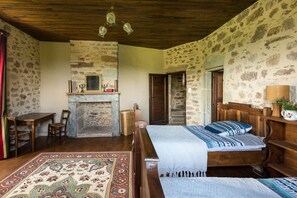 4 bedrooms, iron/ironing board, Internet, bed sheets