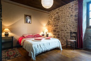 4 habitaciones, tabla de planchar con plancha, internet y ropa de cama 