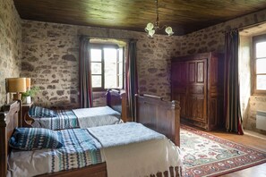 4 bedrooms, iron/ironing board, internet, bed sheets