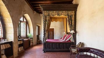 6 bedrooms, iron/ironing board, internet, bed sheets