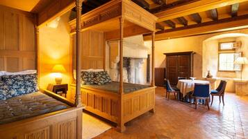 6 slaapkamers, een strijkplank/strijkijzer, internet, beddengoed