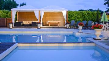 Een verwarmd zwembad