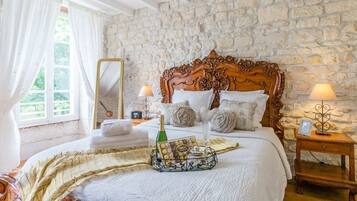 10 slaapkamers, een strijkplank/strijkijzer, wifi, beddengoed