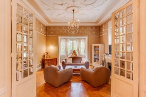 Chimenea, reproductor de DVD y tenis de mesa 