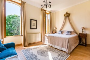 5 chambres, fer et planche à repasser, Wi-Fi, draps fournis
