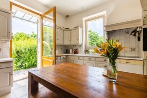 Lave-vaisselle, chaise haute, tables Ă manger