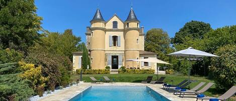 Een verwarmd zwembad