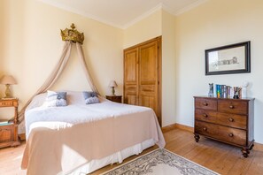 5 bedrooms, iron/ironing board, WiFi, bed sheets