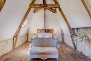 4 bedrooms, iron/ironing board, Internet, bed sheets