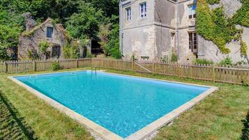 Een verwarmd zwembad