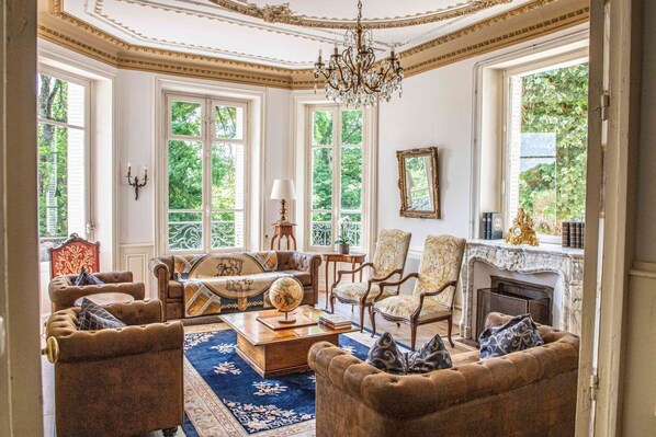 Kamin, DVD-Player, Tischtennisplatte