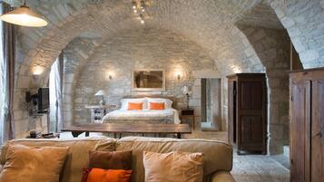 21 bedrooms, iron/ironing board, internet, bed sheets