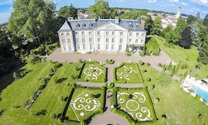 A large, historic building with symmetrical gardens and a central fountain. - Chateau De La Porte - Nine Bedroom Castle, Sleeps 17 (Trémentines)