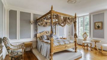 9 bedrooms, iron/ironing board, WiFi, bed sheets