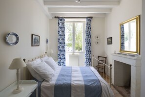 7 bedrooms, iron/ironing board, internet, bed sheets