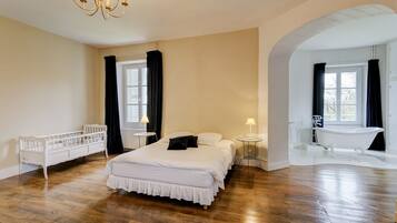 12 habitaciones, tabla de planchar con plancha, wifi y ropa de cama