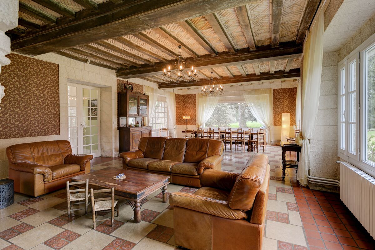 Televisión, chimenea, reproductor de DVD y futbolito 