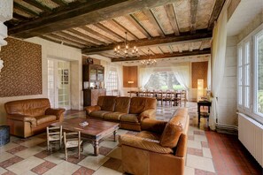 Una televisión, una chimenea, un reproductor de DVD, un futbolín