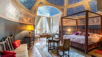 5 bedrooms, iron/ironing board, Internet, bed sheets