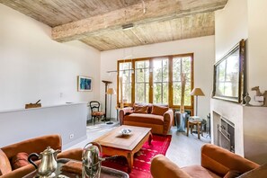 Fernseher, Kamin, DVD-Player