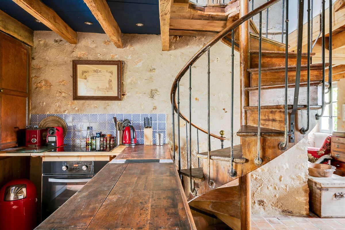 Een koelkast, een magnetron, een vaatwasser, een kinderstoel