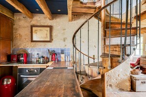 Frigorífico, microondas, lavavajillas y trona infantil