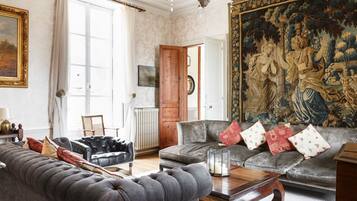 Lareira, DVD player, pebolim, mesa de pingue-pongue