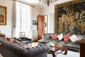 Télévision, cheminée, lecteur de DVD, baby-foot