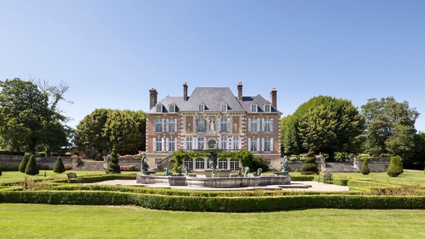 A large, historic building with a symmetrical facade, surrounded by well-manicured gardens and a central fountain. - Domaine Du Pont - Chateau Only (Saint-Maclou)