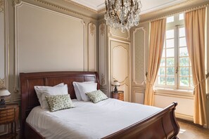 14 bedrooms, iron/ironing board, internet, bed sheets - Domaine Du Pont: Entire Estate (Saint-Maclou)
