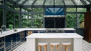 Réfrigérateur, micro-ondes, plaque de cuisson, lave-vaisselle