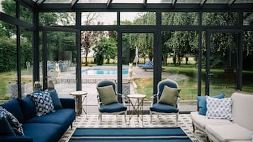 Piscine chauffée, chaises longues