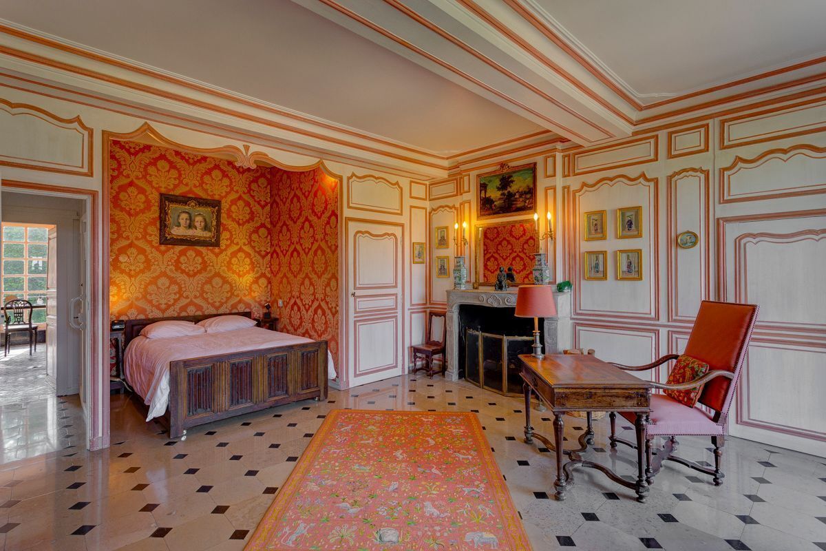 8 bedrooms, iron/ironing board, Internet, bed sheets