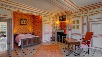 8 bedrooms, iron/ironing board, Internet, bed sheets