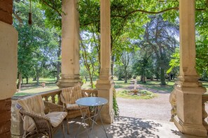 Terrace/patio - Chateau Gaillac - Ten Bedroom Castle, Sleeps 20 (Gaillac)
