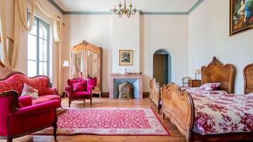 10 slaapkamers, een strijkplank/strijkijzer, internet, beddengoed