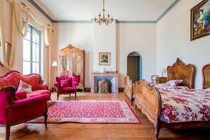 10 عدّة غرف نوم ومكواة/لوح كي وخدمة الإنترنت وملاءات أسرّة