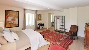 11 bedrooms, iron/ironing board, Internet, bed sheets