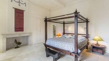6 bedrooms, iron/ironing board, internet, bed sheets