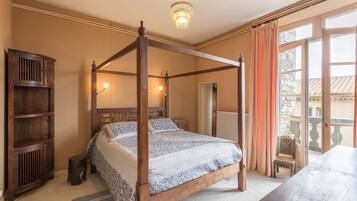 6 bedrooms, iron/ironing board, Internet, bed sheets