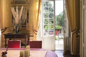 8 bedrooms, iron/ironing board, free Internet, bed sheets