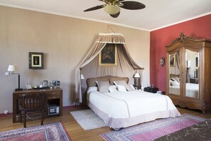 8 bedrooms, iron/ironing board, free Internet, bed sheets