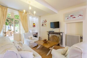 TV, caminetto, lettore DVD, tavolo da ping pong